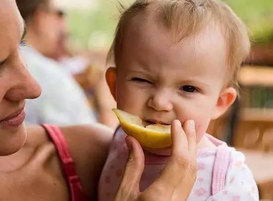 吵架现场吃瓜图片搞笑,吵架现场竟成搞笑秀场！