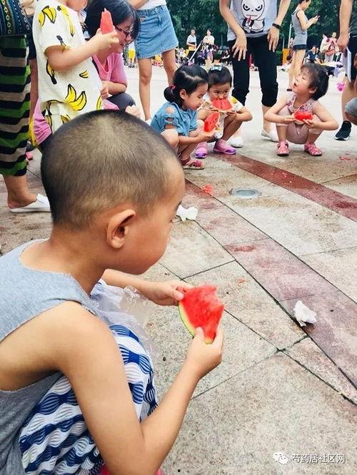 吵架现场吃瓜图片搞笑,吵架现场竟成搞笑秀场！