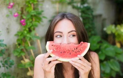 吃瓜导致咽喉炎,警惕夏日饮食陷阱