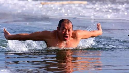 冬泳怪哥吃瓜,揭秘娱乐圈幕后真相