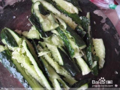 阿姨吃瓜凉拌视频,夏日清爽美食分享