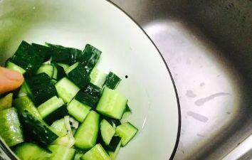 阿姨吃瓜凉拌视频,夏日清爽美食分享