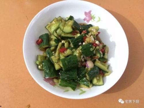 阿姨吃瓜凉拌视频,夏日清爽美食分享