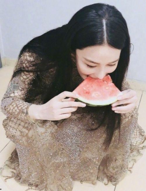 蹲吃瓜群,揭秘网络社交的“瓜田”奇观