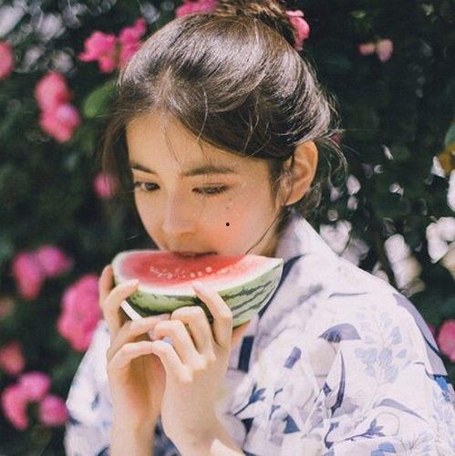 真人吃瓜头像女生,揭秘真人吃瓜头像女生的魅力瞬间