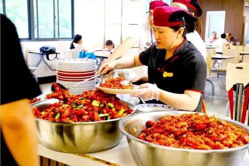 高校食堂吃瓜,瓜香四溢，美食与趣事并存