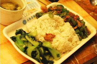 高校食堂吃瓜,瓜香四溢，美食与趣事并存