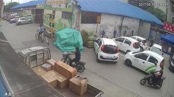 交警现场执法吃瓜群众,围观群众“吃瓜”热议