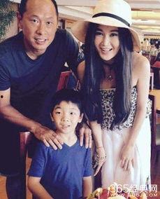 明星在台上吃瓜,瞬间成为焦点话题