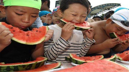 校园打架吃瓜图片,一场打架事件背后的“吃瓜”众生相