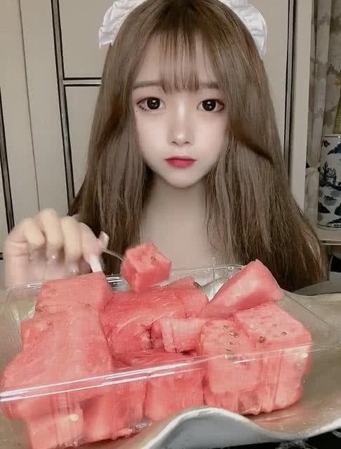 日系小姐姐吃瓜,日系小姐姐的瓜田奇遇记