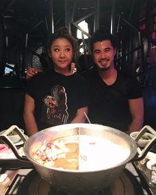 180斤美女吃瓜,瓜果飘香尽享夏日美味