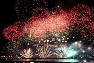 吃瓜放烟花,烟花绽放下的欢乐时光