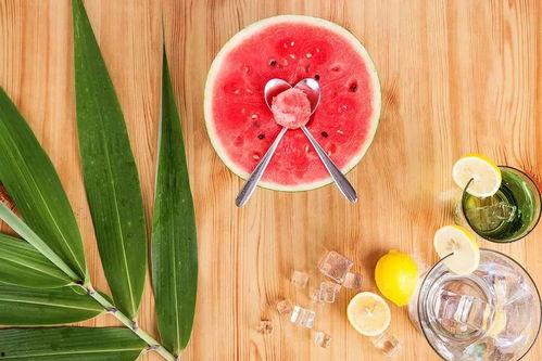 吃瓜放烟花,烟花绽放下的欢乐时光