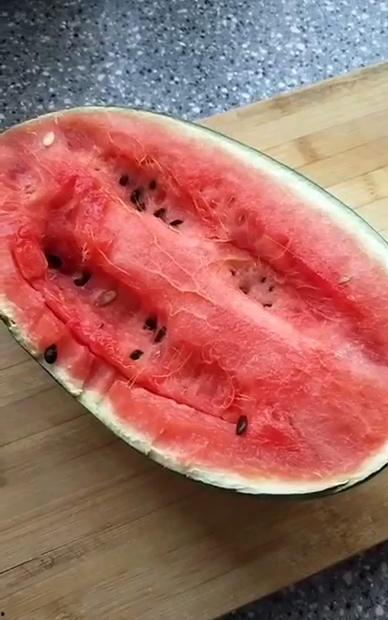 若无其事吃瓜,尽享吃瓜乐趣