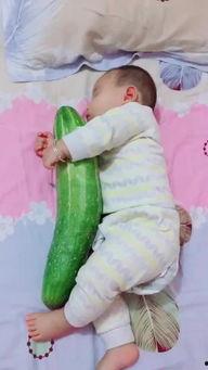 喂老头吃瓜,温情喂瓜老头，传承美好时光