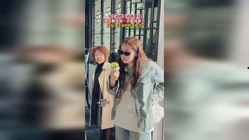 女子逛景区吃瓜