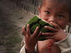 阿姨地里吃瓜,感受田园生活的惬意时光