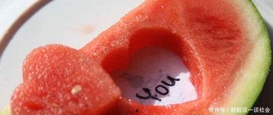 阿姨地里吃瓜,感受田园生活的惬意时光