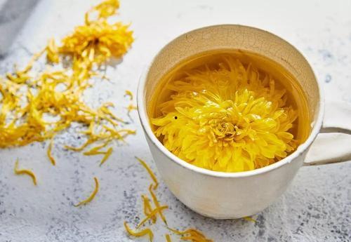 菊花茶吃瓜,吃瓜乐趣无限