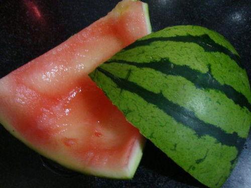 鸡吃瓜图片大全,趣味鸡吃瓜瞬间大盘点