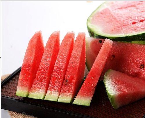 济南吃瓜女的,网络热议背后的真相与反思